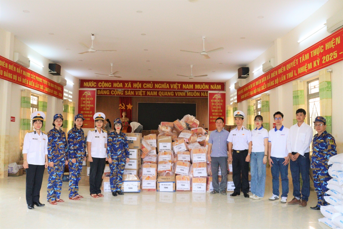 Cán bộ, học viên Học viện Hải quân và Công ty cổ phần Thuận Hải bàn giao quà cho chính quyền địa phương tại xã Diên Điền.