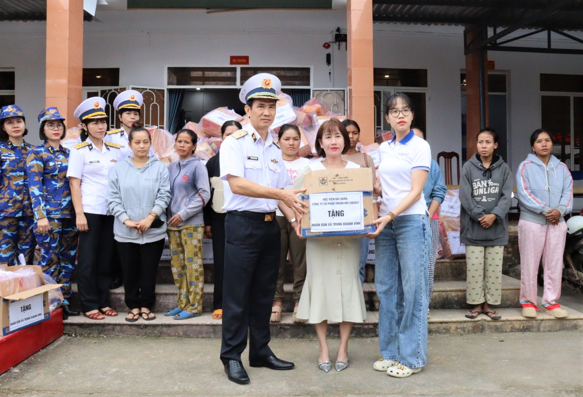 
Cán bộ, học viên Học viện Hải quân và Công ty cổ phần Thuận Hải bàn giao quà cho chính quyền địa phương tại xã Trung Khánh Vĩnh.