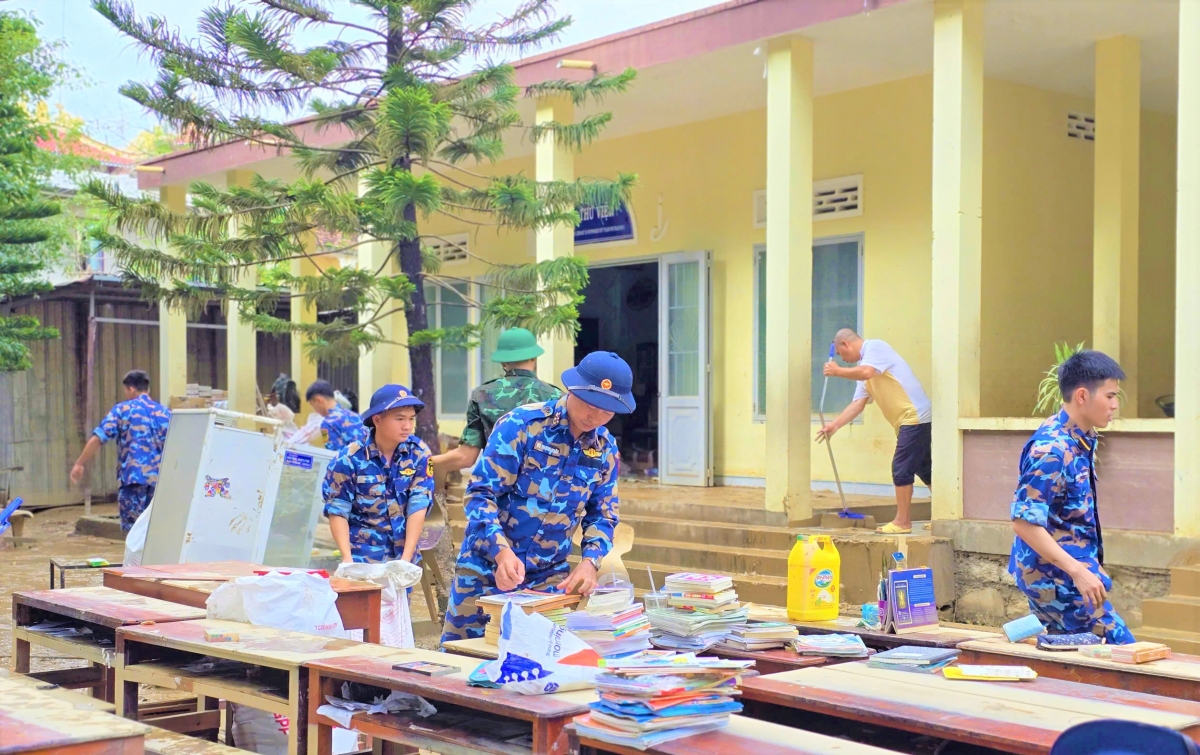 Học viên lau chùi, sắp xếp lại bàn ghế, đồ dùng học tập tại trường mầm non
