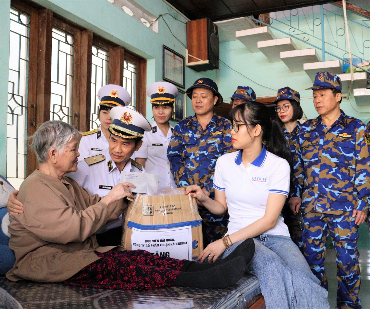 
Chính ủy Học viện Hải quân trực tiếp thăm hỏi và tặng quà cho các gia đình chính sách, người có công với cách mạng.