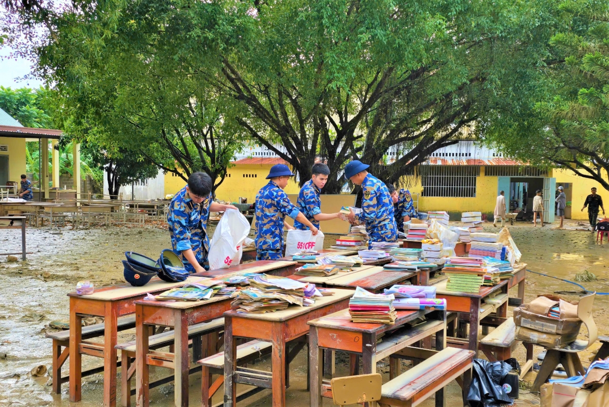  Học viên lau chùi, sắp xếp lại bàn ghế, đồ dùng học tập tại Lớp tình thương Chùa Lộc Thọ