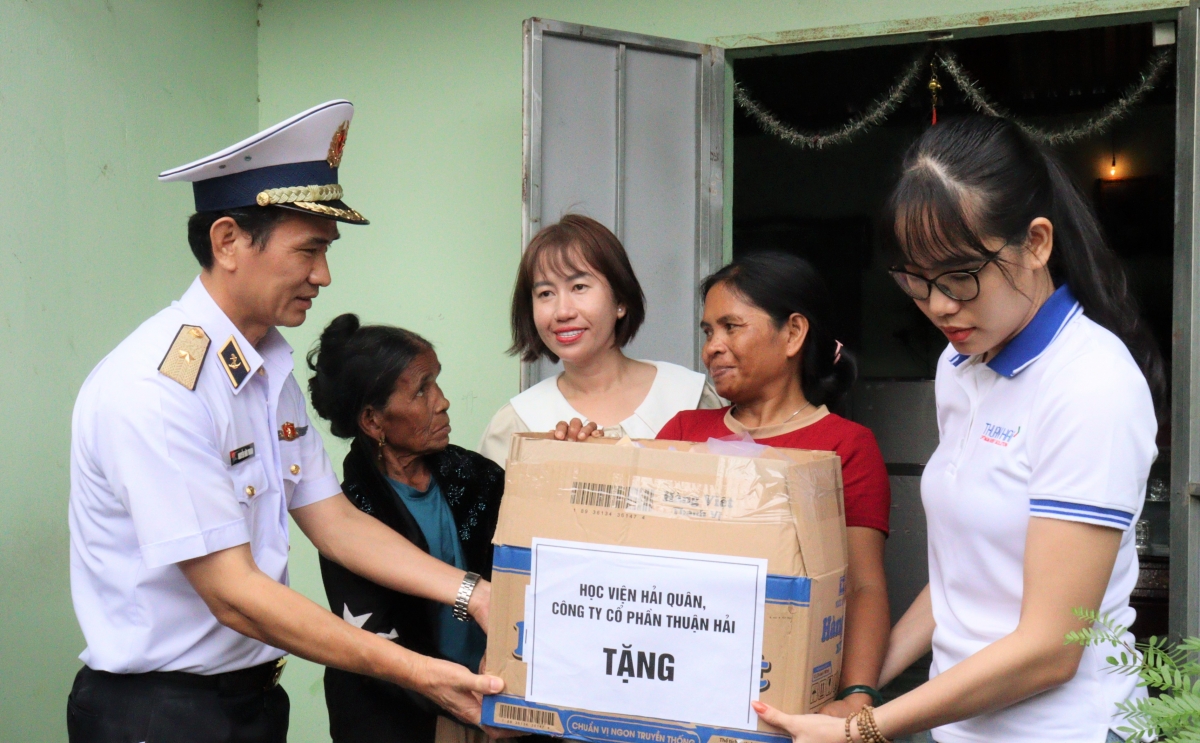 Chính ủy Học viện Hải quân trực tiếp thăm hỏi và tặng quà cho các gia đình chính sách, người có công với cách mạng.