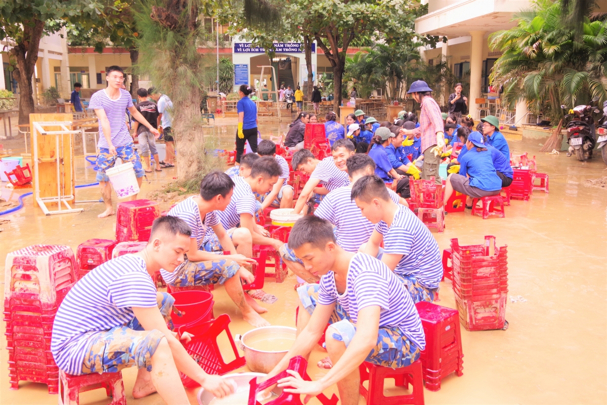  Học viên của Học viện Hải quân cùng đoàn viên Đoàn Trường Đại học Khánh Hòa giúp lau rửa dụng cụ tại một điểm trường.