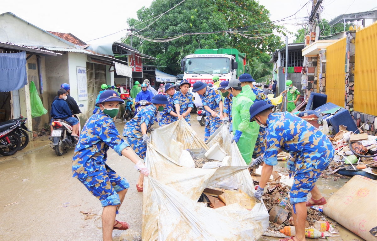  Cán bộ, học viên thu gom rác thải tại các khu dân cư.