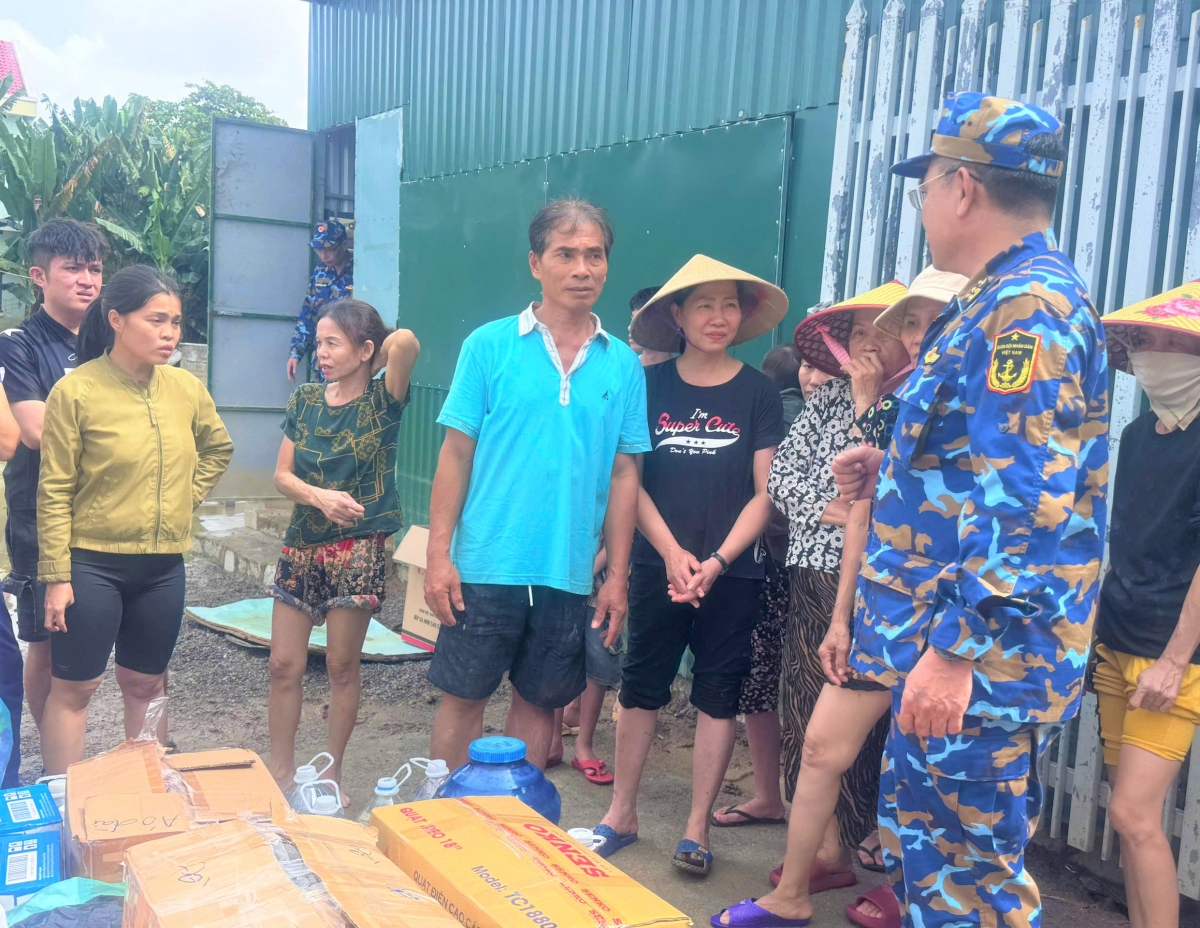 Niềm vui của người dân tại xã Diên Khánh khi nhận những món quà thiết yếu từ Học viện Hải quân