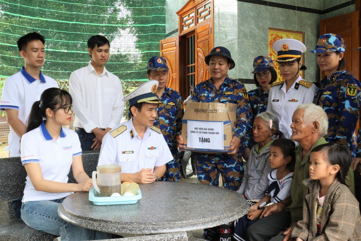 
Chính ủy Học viện Hải quân trực tiếp thăm hỏi và tặng quà cho các gia đình chính sách, người có công với cách mạng.