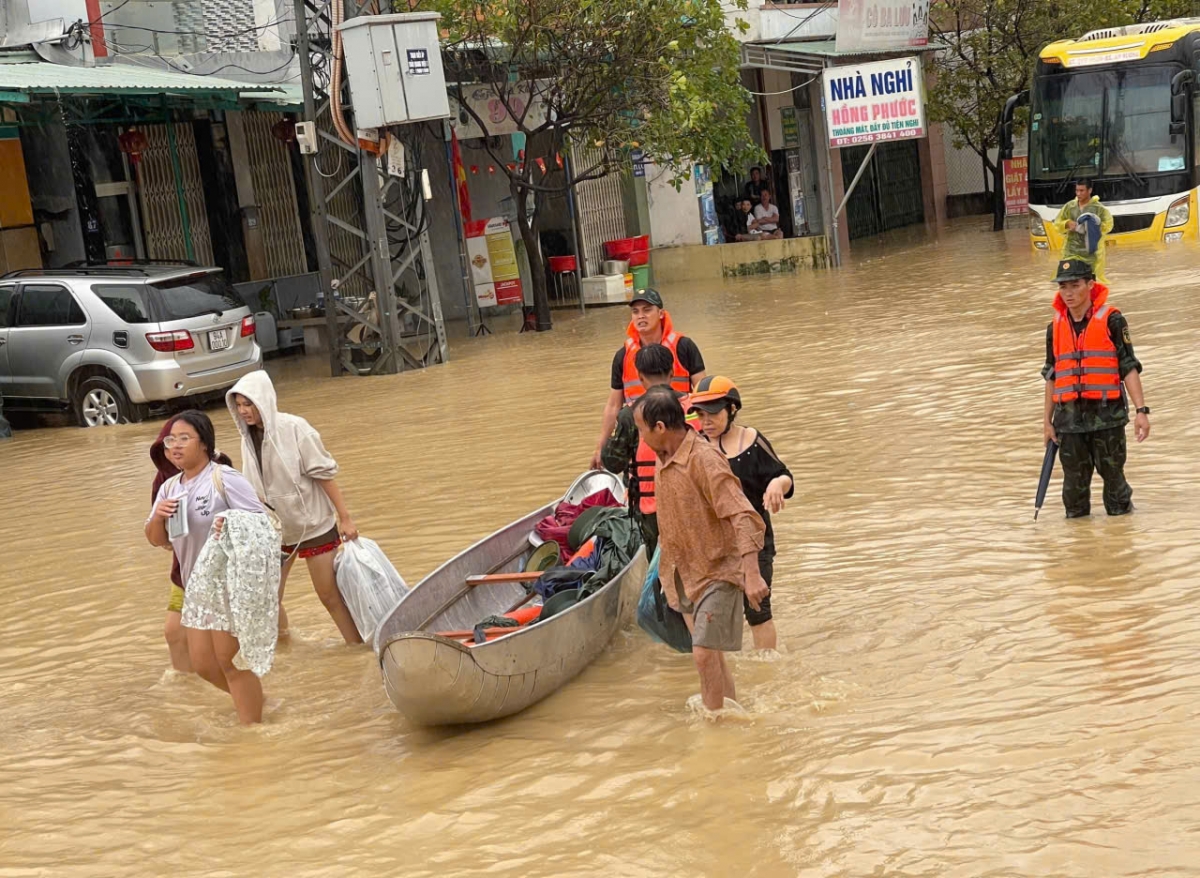 Hình ảnh người dân thôn Diêu Trì, xã Tuy Phước sơ tán khỏi khu vực ngập lụt hôm 19/11 vừa qua.