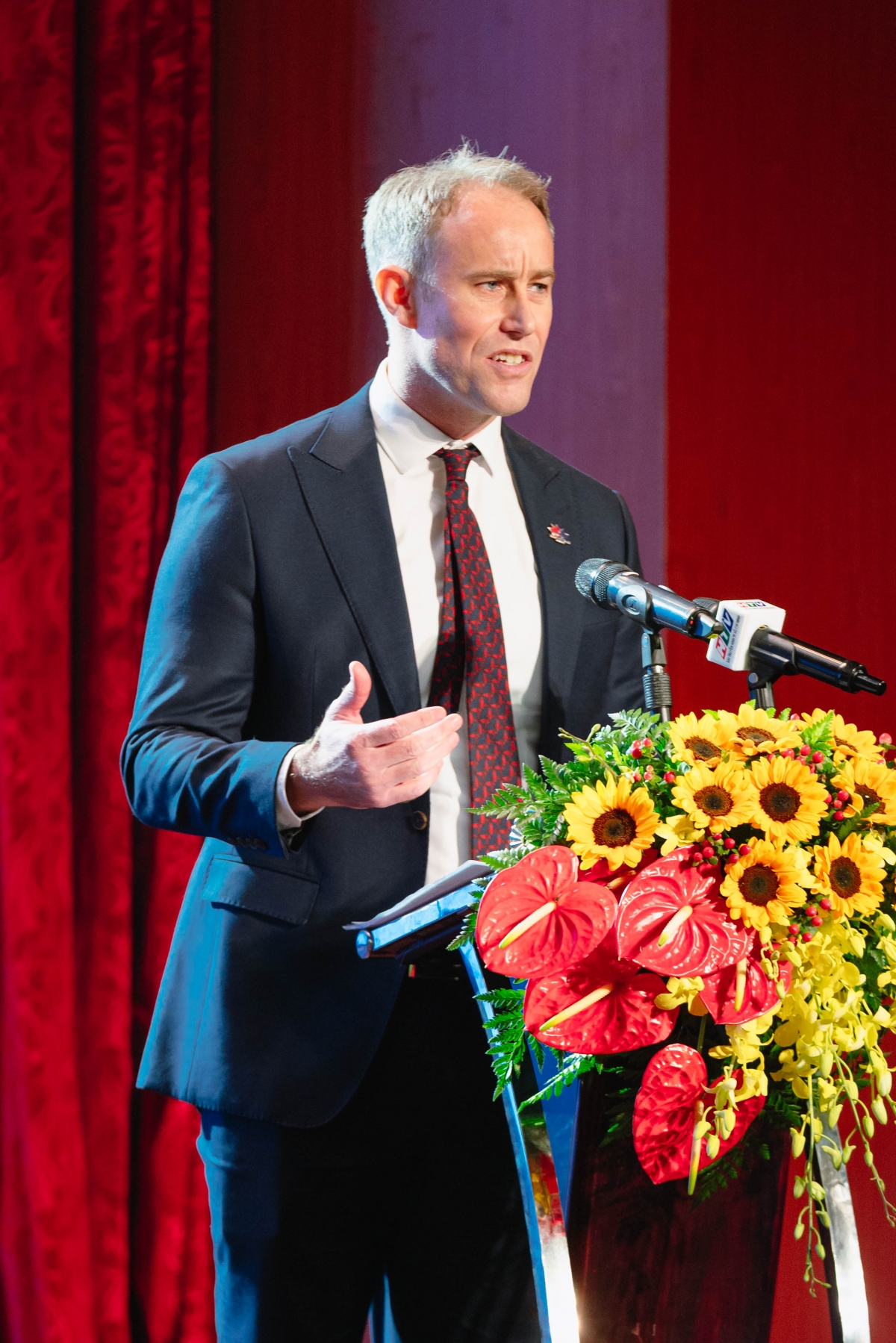 Tổng lãnh sự New Zealand Scott James phát biểu tại buổi lễ