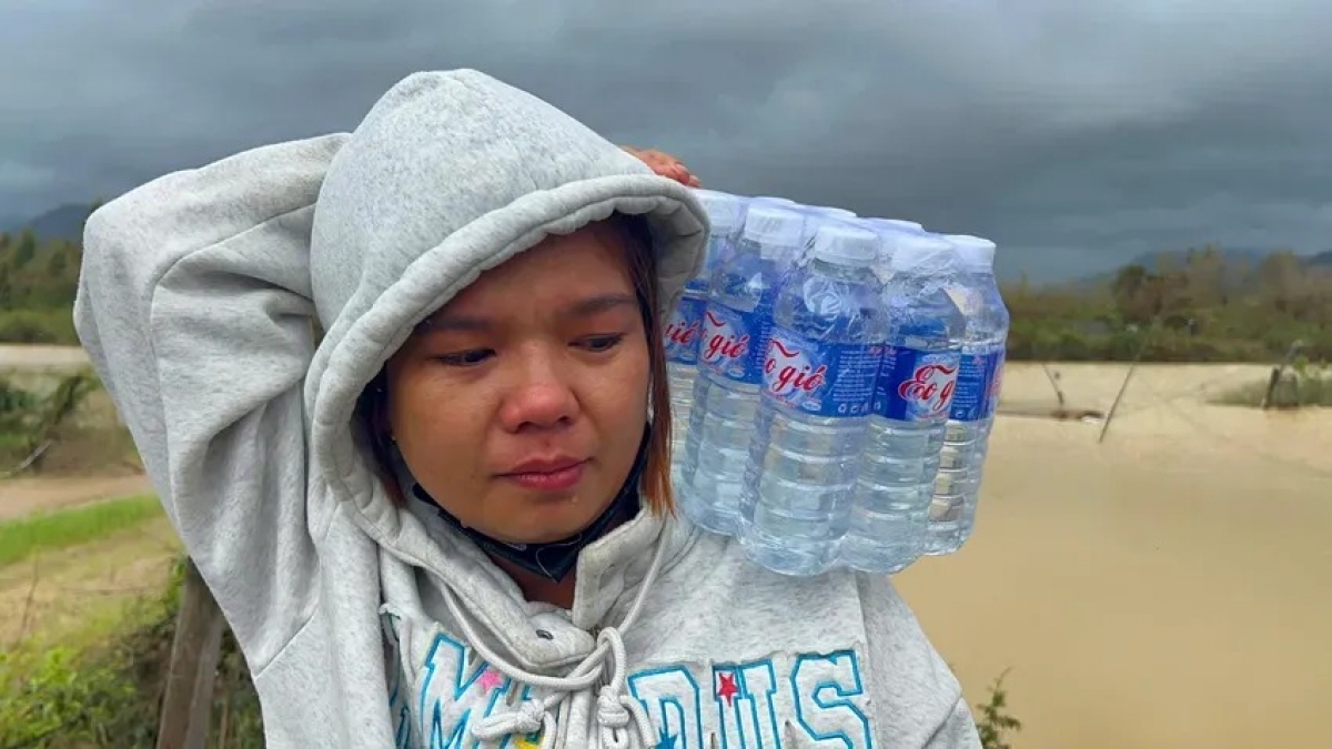 Chị Phạm Thị Hoa (40 tuổi, xóm 3, thôn Luật Lễ, xã Tuy Phước, tỉnh Gia Lai) nghẹn ngào chia sẻ: “Thiên tai đến, người dân không ai muốn nhưng giờ bà con khó khăn lắm, mong nhận được hàng cứu trợ để vượt qua khó khăn". Ảnh: LÊ KIẾN