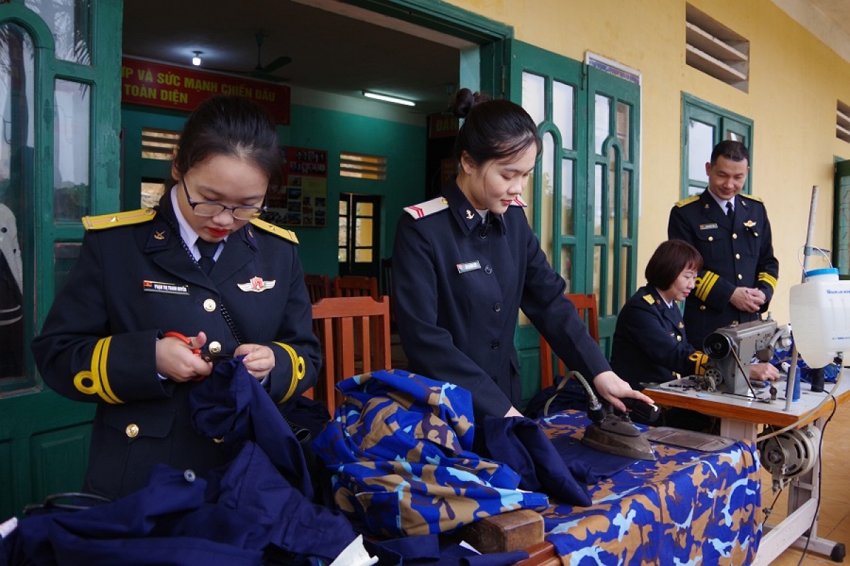 Hội phụ nữ Lữ đoàn 147 (Vùng 1 Hải quân) tổ chức hoạt động Khâu áo chiến sĩ