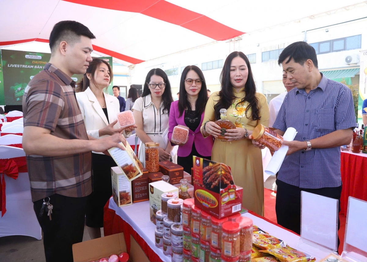 hon_100_san_pham_tieu_bieu_san_pham_ocop_cua_tp_hai_phong_duoc_quang_ba_gioi_thieu_den_nguoi_tieu_dung_trong_su_kien.jpg