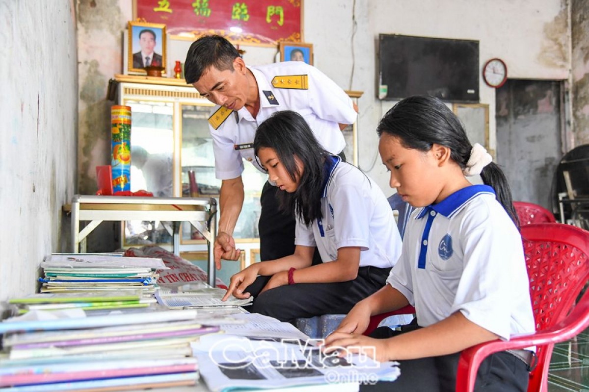 Thượng tá Đặng Trọng Sơn, Phó Chính uỷ Trung đoàn 551, động viên con ngư dân đơn vị nhận đỡ đầu học tập