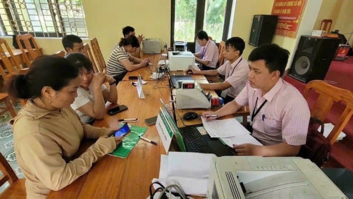 Cán bộ Ngân hàng chính sách xã hội tỉnh Phú Thọ tư vấn cho hộ nghèo vay vốn