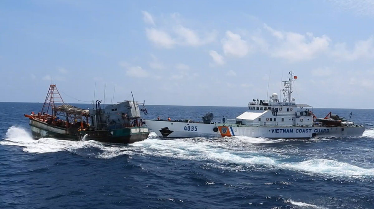 Tàu CSB Việt Nam kiểm tra tàu cá trên Vịnh Bắc Bộ