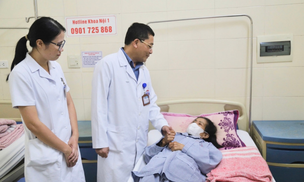 Tập thể thầy thuốc Bệnh viện K luôn quan tâm, thăm hỏi, chăm lo người bệnh khó khăn, người bệnh bị ảnh hưởng bởi bão lũ