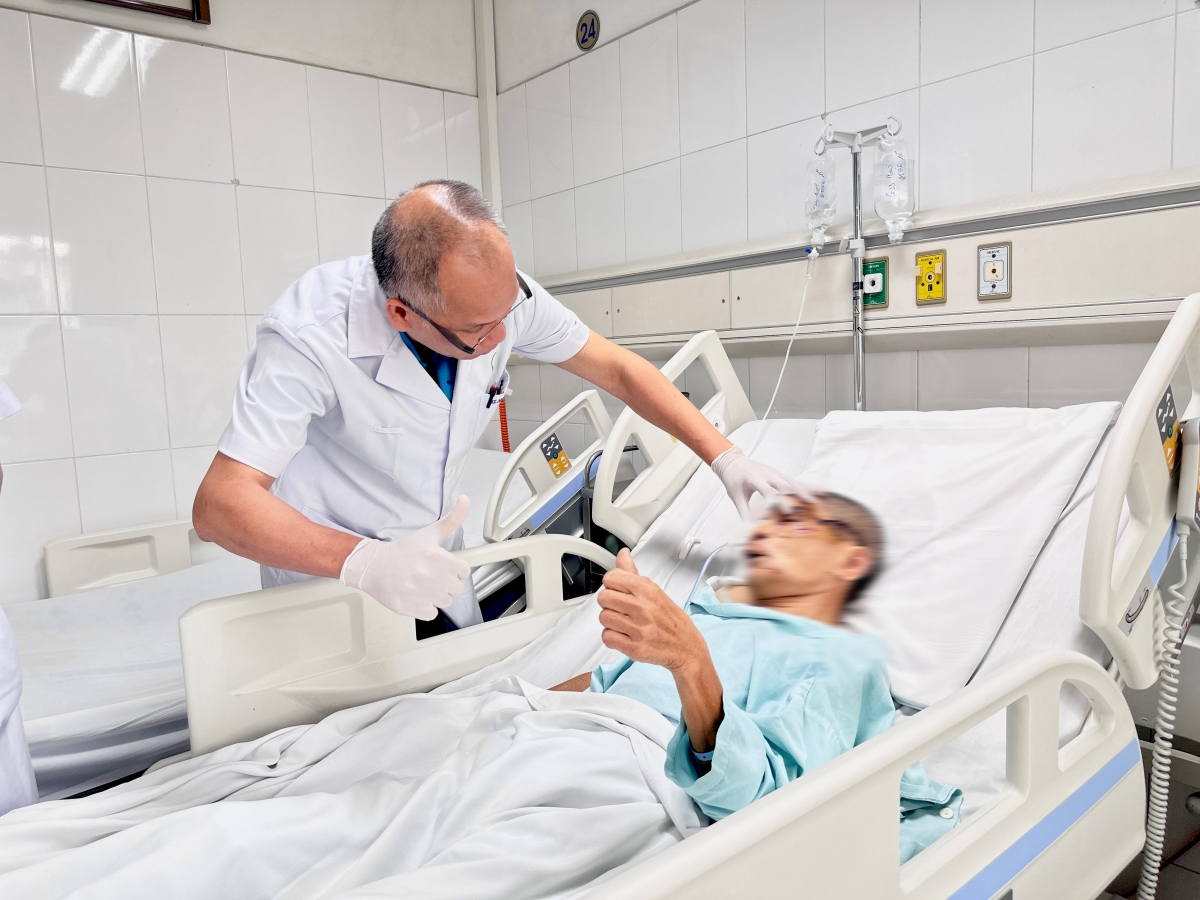 PGS.TS Nguyễn Hồng Hà - Trưởng khoa Phẫu thuật Hàm mặt, Tạo hình và Thẩm mỹ, BV Hữu nghị Việt Đức thăm khám cho bệnh nhân sau ca phẫu thuật kéo dài nhiều giờ