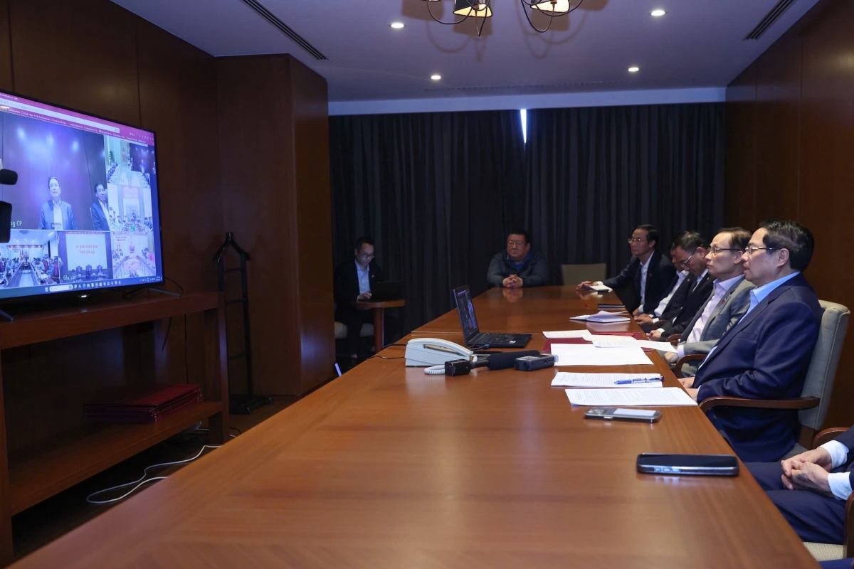 Thủ tướng chủ trì cuộc họp khẩn trực tuyến từ Algeria về ứng phó mưa lũ, thiên tai, cứu hộ, cứu nạn