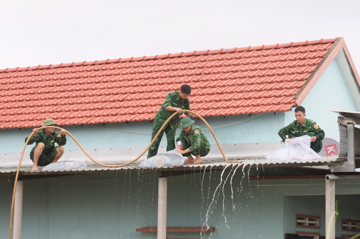 Lực lượng Bộ độ Biên phòng tỉnh Quảng Ngãi giúp người dân chằng chống nhà cửa.