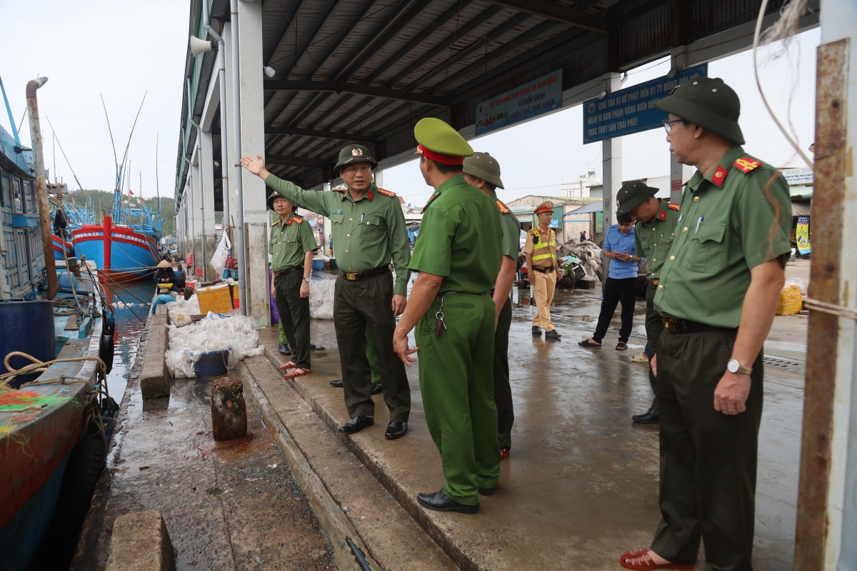 Lãnh đạo Công an tỉnh Quảng Ngãi kiểm tra công tác ứng phó bão số 13 tại phường Sa Huỳnh.