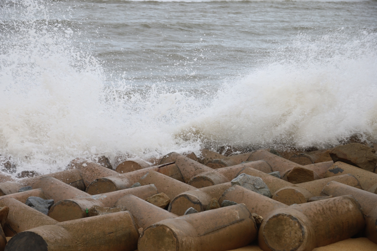 Sóng biển tại khu vực bờ kè phường Sa Huỳnh, tỉnh Quảng Ngãi.