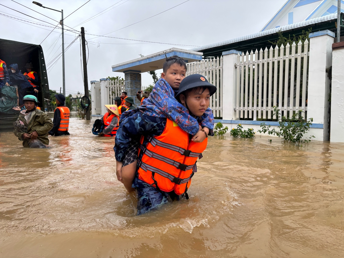 Các cán bộ chiến sĩ sơ tán người dân ra khỏi vùng ngập lụt