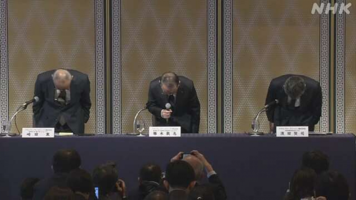 Lãnh đạo Asahi cúi đầu xin lỗi vì gây bất tiện cho khách hàng và các bên liên quan - Ảnh: NHK