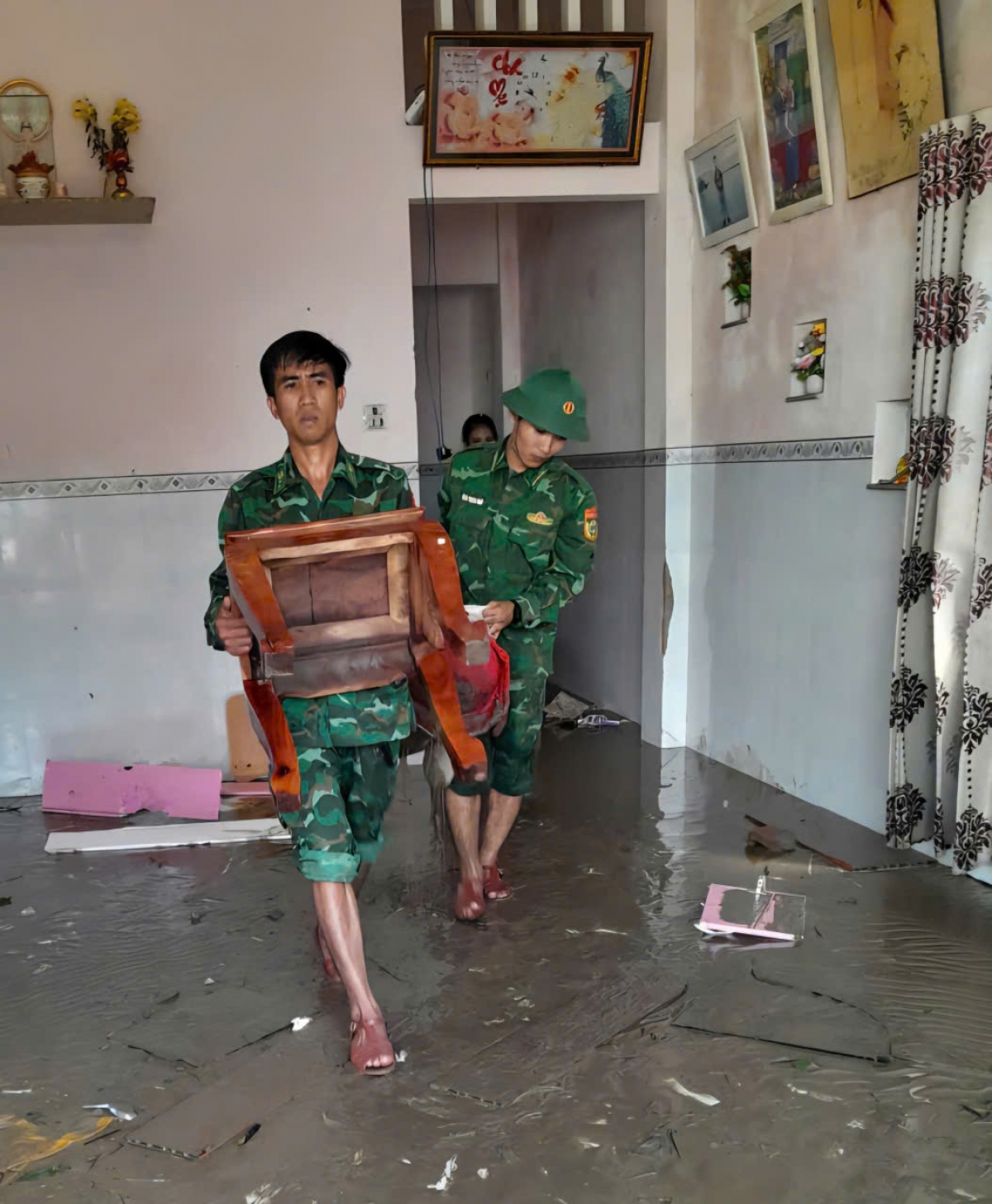 Lực lượng của Đồn Biên phòng Nhơn Lý hỗ trợ người dân khắc phục hậu quả bão. Ảnh: Đồn Biên phòng Nhơn Lý