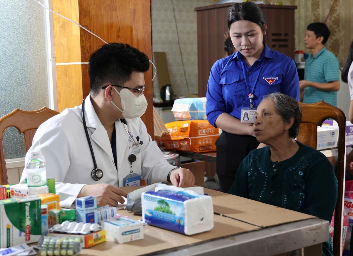 Bác sỹ khám bệnh cho người dân vùng lũ Nam Nha Trang