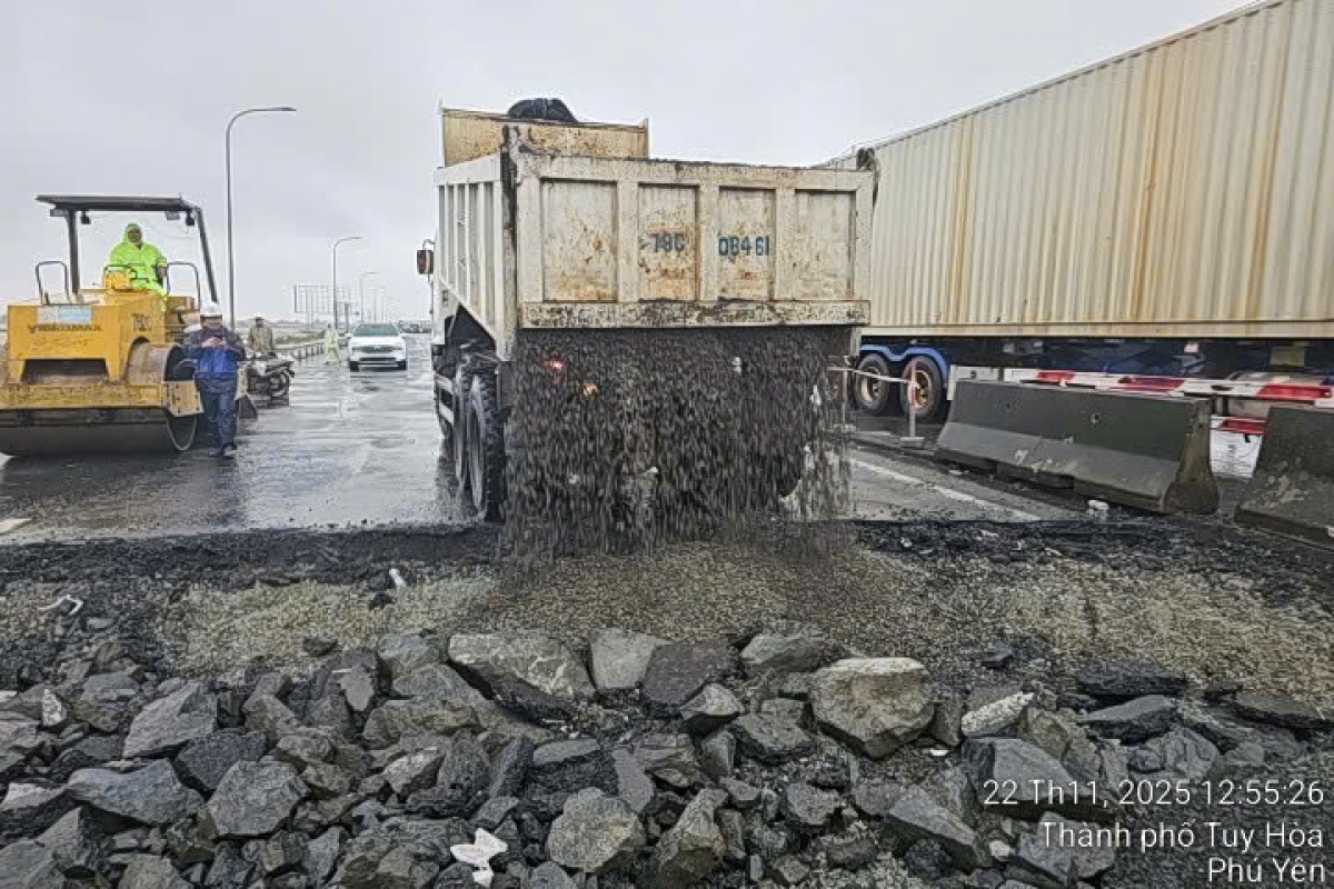 Khẩn trương xử lý sạt lở để sớm thông xe.