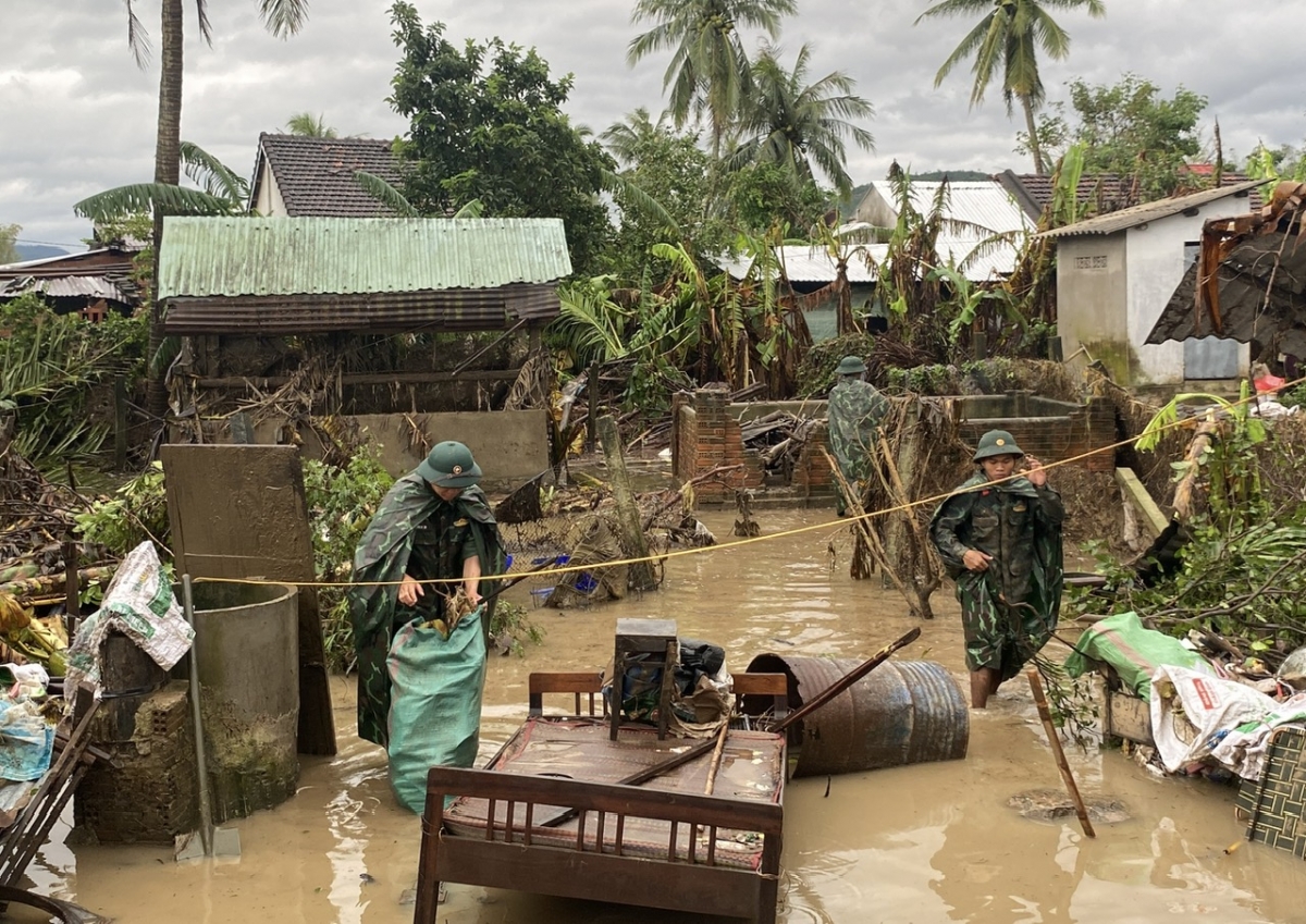 Khi bùn đất còn chưa kịp khô, khi cuộc sống vẫn bộn bề thiếu thốn, những bàn tay áo lính vẫn miệt mài ở lại, giúp dân khắc phục hậu quả thiên tai.