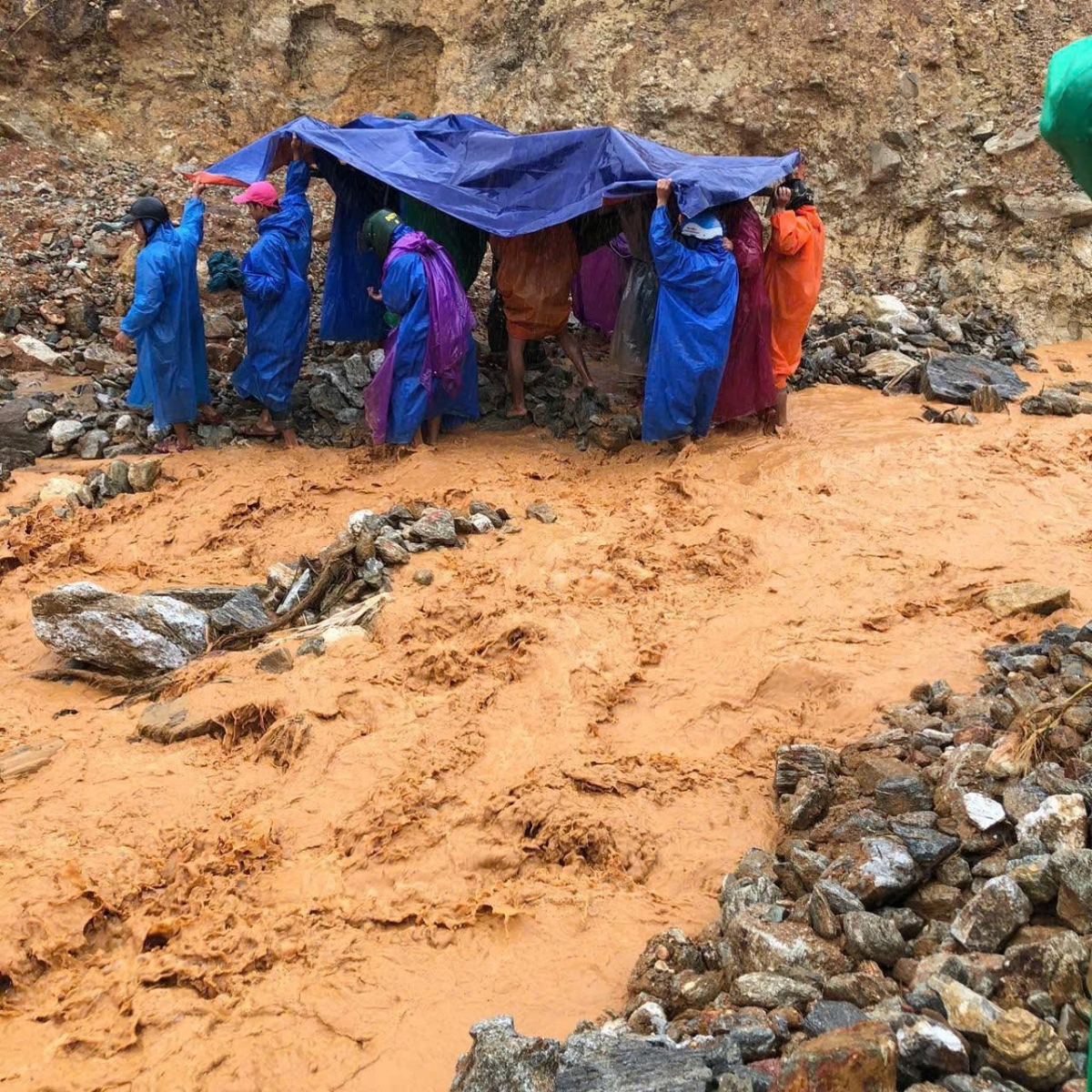 Mưa lớn kéo dài gây sạt lở liên tiếp, nhiều tuyến vùng cao Đà Nẵng chia cắt