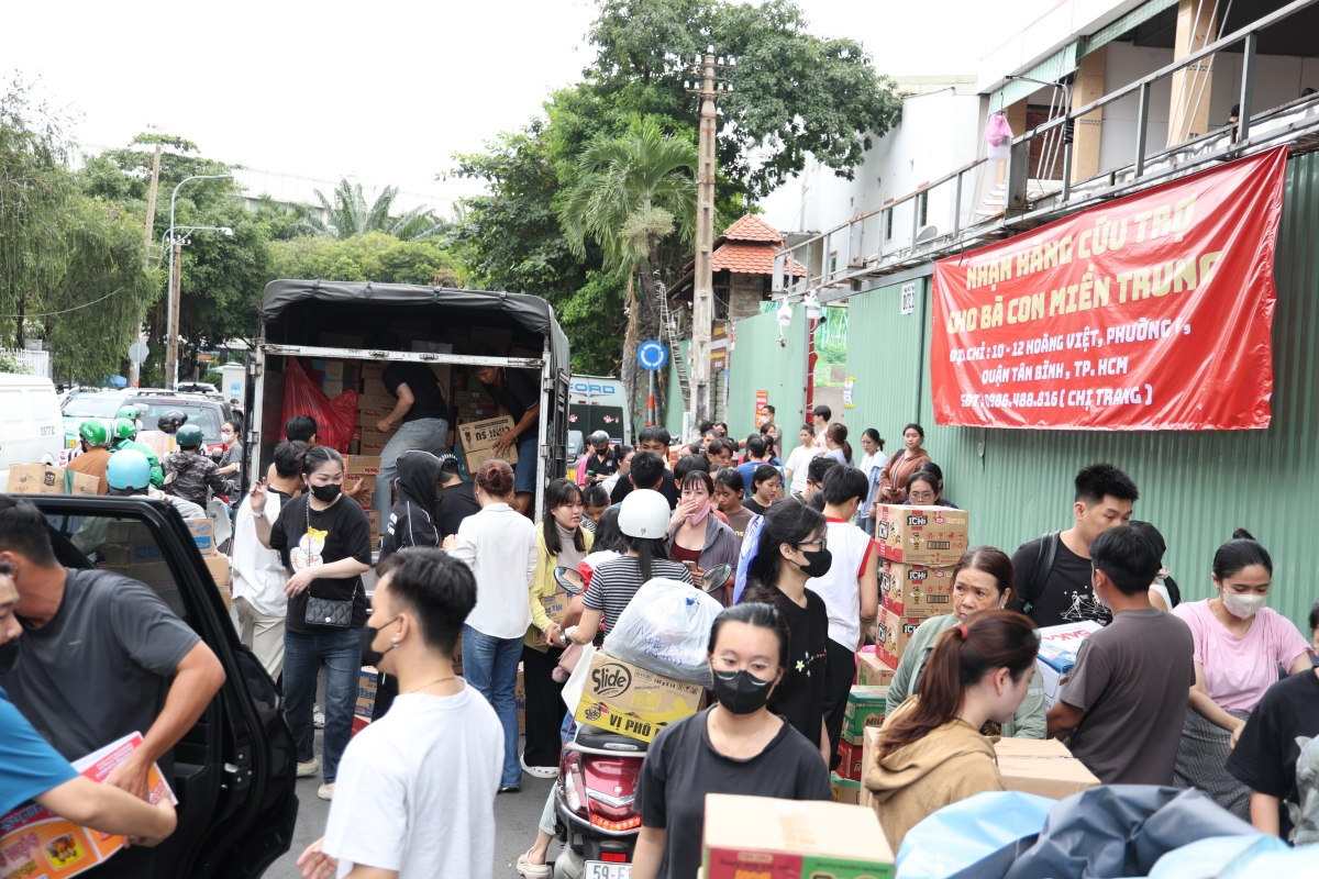 Không khí tất bật, nhộn nhịp tại điểm tiếp nhận quyên góp ủng hộ đồng bào miền Trung trên đường Hoàng Việt, TP.HCM.