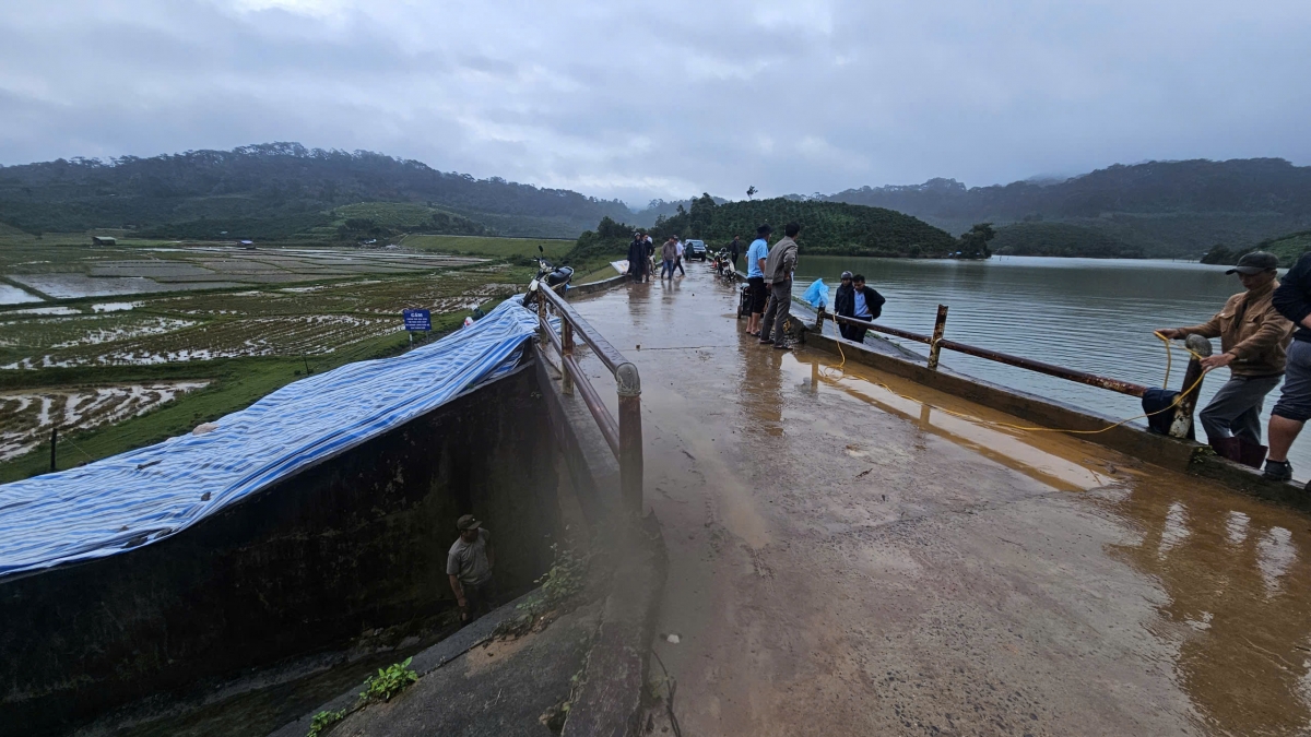 Khu vực thân đập hồ Cay An phát hiện vết nứt, rò rỉ.