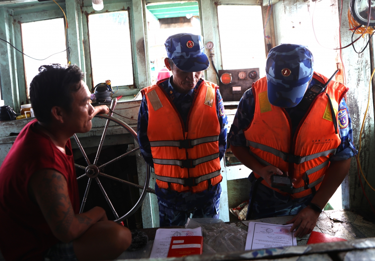 Kiểm tra giấy tờ trên tàu cá của ngư dân