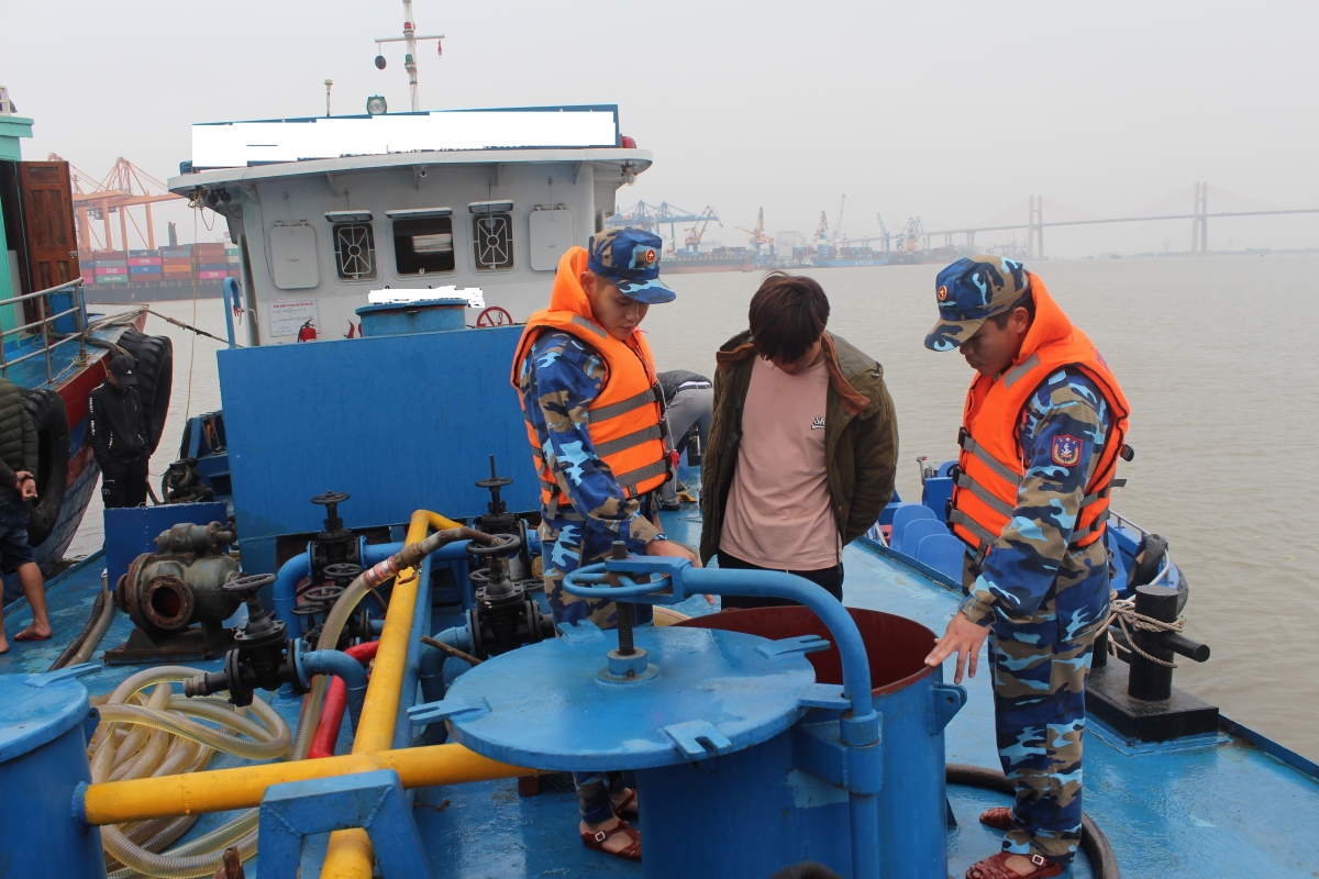 Kiểm tra phương tiện có dấu hiệu vận chuyển hàng hóa trái phép trên biển