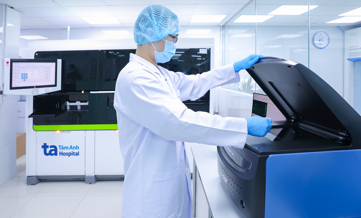 Kỹ thuật viên Trung tâm Xét nghiệm, BVĐK Tâm Anh thao tác trên hệ thống LI-COR Odyssey DLx (Mỹ) - thiết bị phân tích huỳnh quang kỹ thuật số hóa ứng dụng đọc kết quả trong xét nghiệm xác định kháng thể virus viêm gan D.