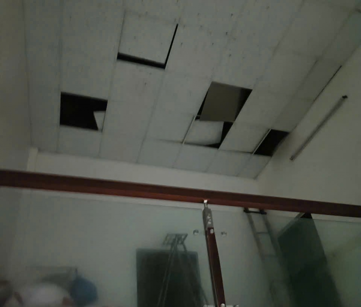 La phông bị hư hỏng.