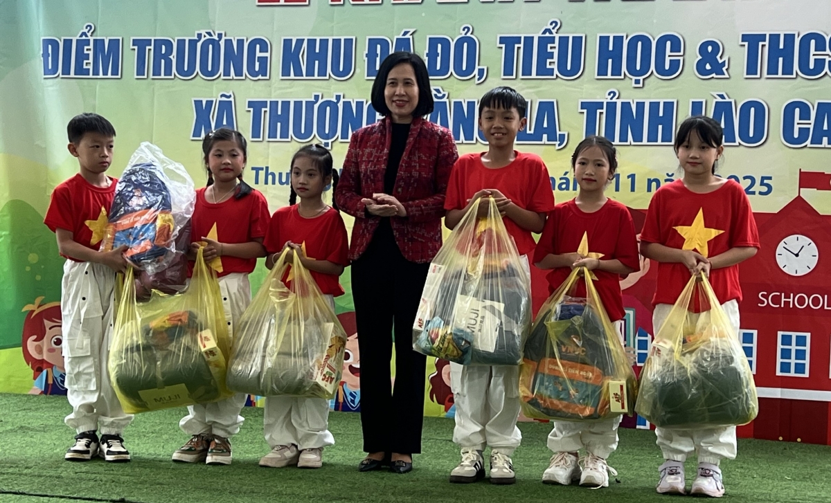 Lãnh đạo Ban đối ngoại VOV5 trao quà đến các cháu học sinh dịp khánh thành điểm trường
