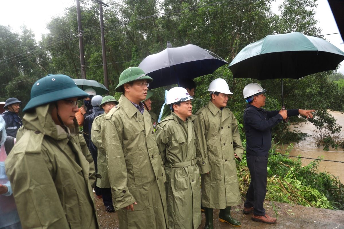 Ông Đỗ Tâm Hiển, Phó Chủ tịch UBND tỉnh Quảng Ngãi (thứ 2 từ trái sang) kiểm tra, chỉ đạo khắc phục sập đổ cầu Cây Sung, xã Bình Minh.