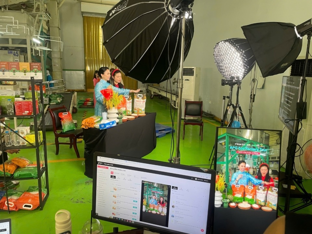 Doanh nghiệp APG Eco livestream bán hàng tại nhà máy, đây là kênh bán hàng đem lại doanh thu tiềm năng.