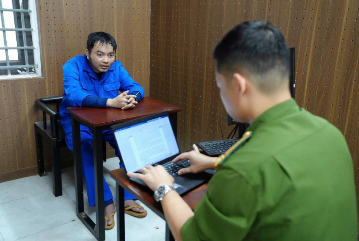 Công an lấy lời khai Tạ Minh Châu (Ảnh: Công an tỉnh Phú Thọ)