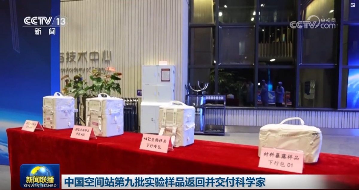 Lô mẫu vật thí nghiệm không gian được tàu vũ trụ Thần Châu 21 đưa trở về trái đất. Ảnh CCTV
