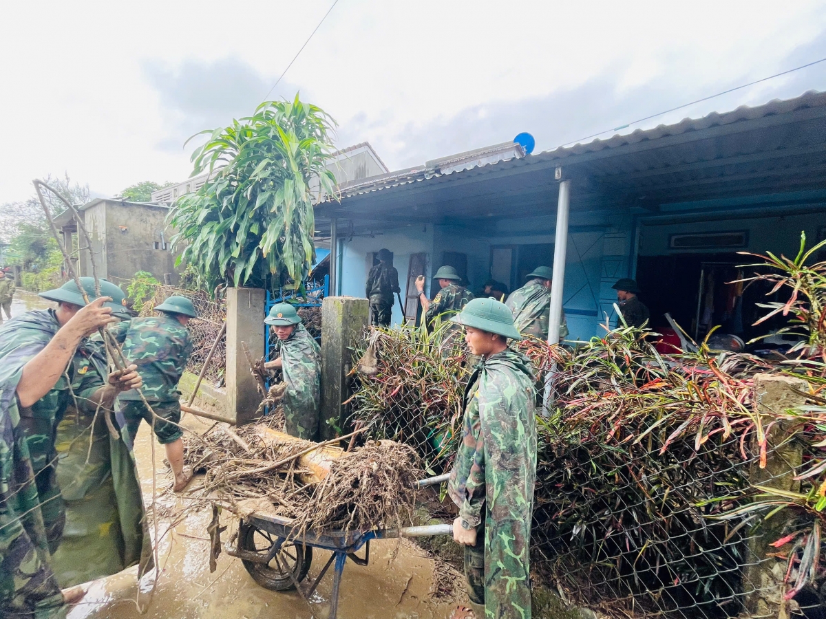 Lực lượng bộ đội và công an tham gia dọn nhà giúp dân