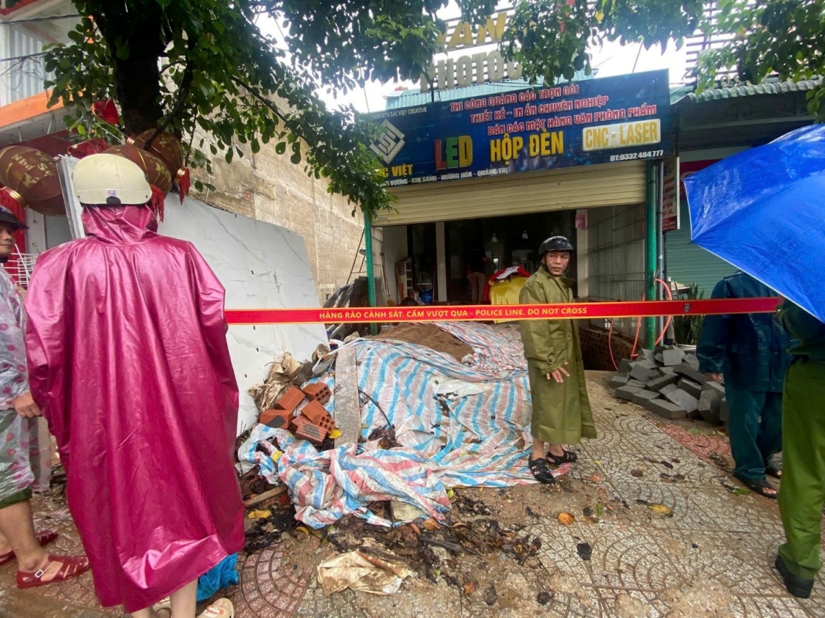 Lực lượng chức năng căng dây cảnh báo khu vực nguy hiểm