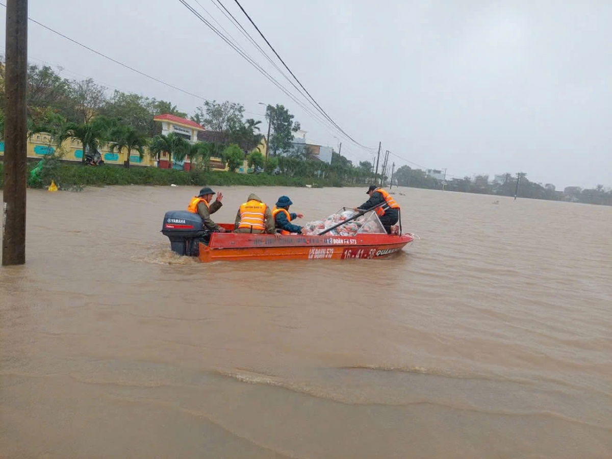 Lực lượng chức năng chạy đua với thời gian để ứng cứu người dân còn mắc kẹt trong vùng ngập sâu.
