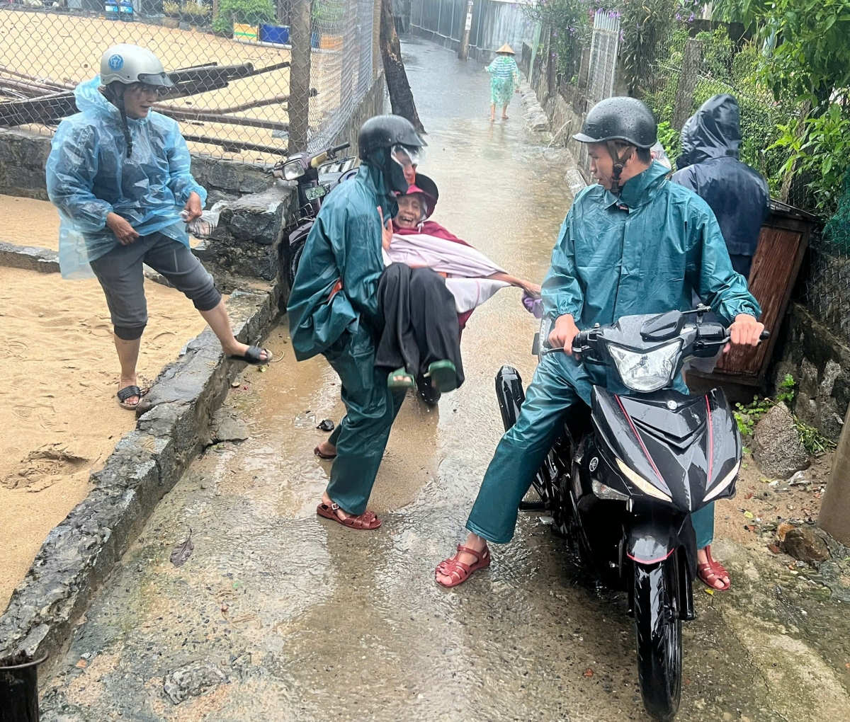 Lực lượng chức năng đưa một người cao tuổi đến nơi tránh trú bão an toàn ở phường Sông Cầu, tỉnh Đắk Lắk.