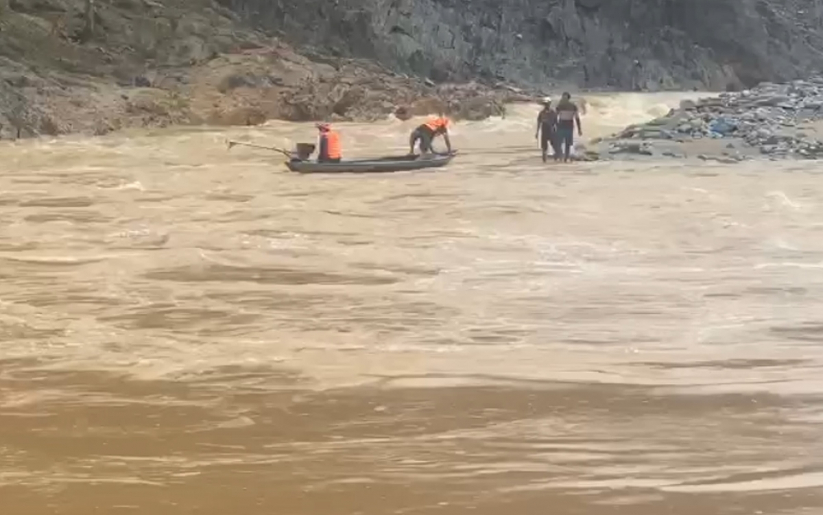 Lực lượng chức năng vượt dòng lũ dữ tiếp cận 2 người dân