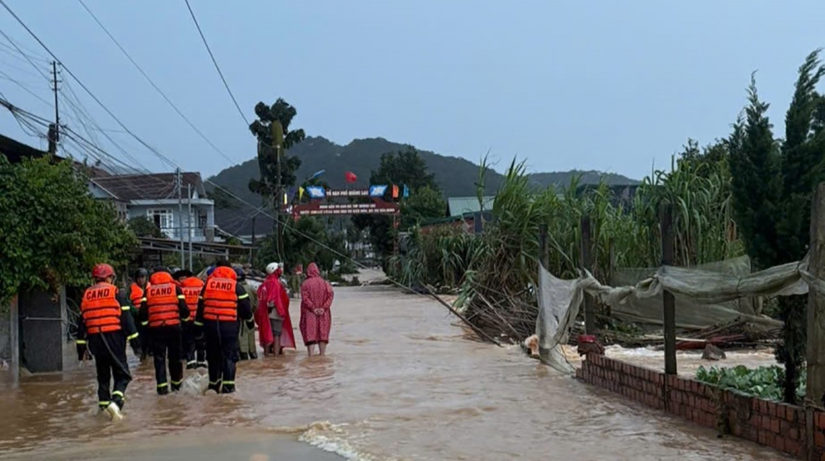 Lực lượng Công an tỉnh Lâm Đồng tiếp cận hỗ trợ người dân vùng ngập.