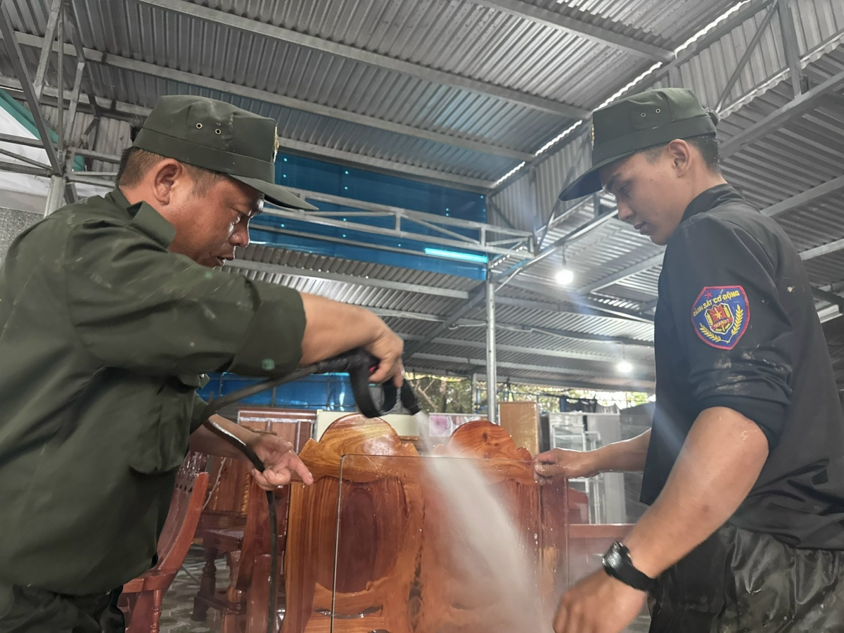 Lực lượng CSCĐ Binh đoàn Tây Nguyên hỗ trợ bà con vệ sinh nhà cửa ở xã Hoà Thịnh, tỉnh Đắk Lắk.