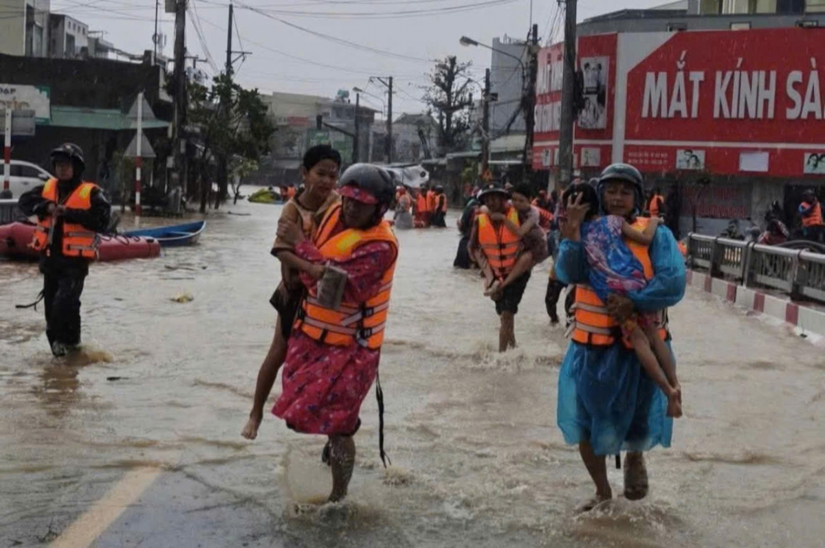 Lực lượng cứu hộ đưa trẻ nhỏ ra khỏi vùng nguy hiểm